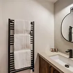 Luxury Black Mountain - 4br, Sleeps 10, Fireplace, Mountain Views & Garden - Alpehytte *