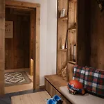 Alpehytte Luxury Black Mountain - 4br, Sleeps 10, Fireplace, Mountain Views & Garden - *